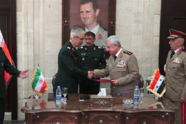 e chef d’état-major des Forces armées iraniennes, Mohammad Baqeri (G) et le ministre syrien de la Défense Ali Ayyoub se serrent la main après avoir conclu un accord de coopération militaire, le 8 juillet 2020, à Damas. ©Tasnim