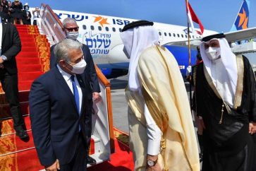 Lapid accueilli à l'aéroport de Manama