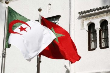 Drapeaux d'Alger et du Maroc