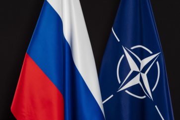 Drapeaux de la Russie et de l'OTAN
