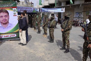 Des membres des brigades Qassam tiennent un portrait du martyr al-Batsh à Gaza.