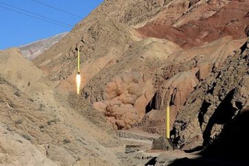 الصواريخ الباليستية الايرانية لدى اطلاقها