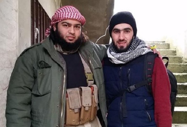 le journaliste syrien Hadi Abdullah avec le guide spirituel de la branche d'al-Qaïda en Syrie, cheikh Muhaïcini