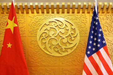 Les drapeaux chinois et américain