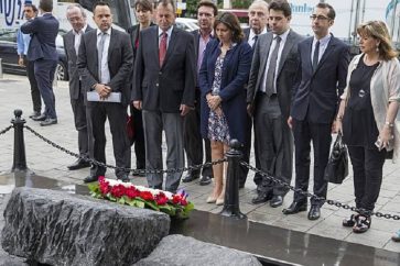 Paris's Socialist mayor Anne Hidalgo (C) stands next Mayor of Tel Aviv Ron Huldai (C-L) after laying a wreath at the memorial site where late Israeli premier Yitzhak Rabin was murdered in November 1995 during her visit to the Israeli city on May 11, 2015. Anne Hidalgo is on a four-day visit in Israel and in the Palestinian Territories. AFP PHOTO / JACK GUEZ        (Photo credit should read JACK GUEZ/AFP/Getty Images)