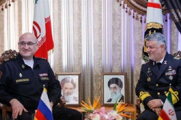 Le commandant de la marine iranienne, le contre-amiral Hossein Khanzadi et le chef d’état-major adjoint des forces armées de la Fédération de Russie, le vice-amiral Igor Osipov, à Téhéran, le 25 décembre 2018. ©IRNA