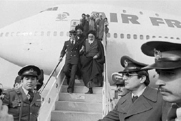 Le défunt Ayatollah Khomeiny regagne la patrie après plus de 14 ans d'exil pour diriger une révolution qui a donné naissance à la République islamique d'Iran il y a 40 ans.