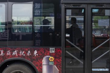 (COVID-19) Chine : des bus circulent à Wuhan après deux mois de confinement (Photos de l'agence Xinhua)
