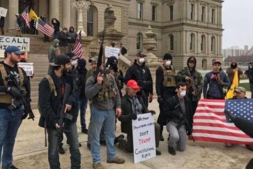 Des hommes armés protestent contre la gouverneure démocrate de Michigan Gretchen Whitmer