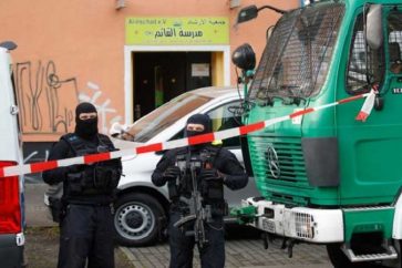 Des policiers devant la mosquée Al-Irschad à Berlin