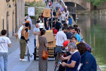 Beaucoup d’Italiens sans masques, se promenant le long des canaux à Milan