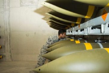 Un effectif de l'armée de l'air américaine en mission d'inspection de qualité du 86e escadron de munitions, dans la base aérienne de Ramstein en Allemagne, le 19 octobre 2018.