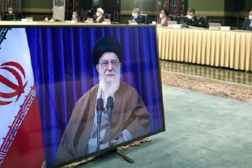 Le Leader de la Révolution islamique, l’Ayatollah Khamenei, s’adresse aux membres du QG de la lutte contre le coronavirus, le 10 mai à Téhéran.