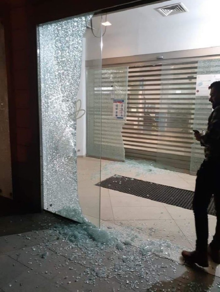 Des protestataires ont attaqué plusieurs banques qui ont cédé aux pressions israéliennes