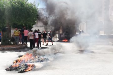 Des protestataires ont lancé des pierres et des cocktails Molotov sur les militaires, et endommagé des façades de magasins et banques.