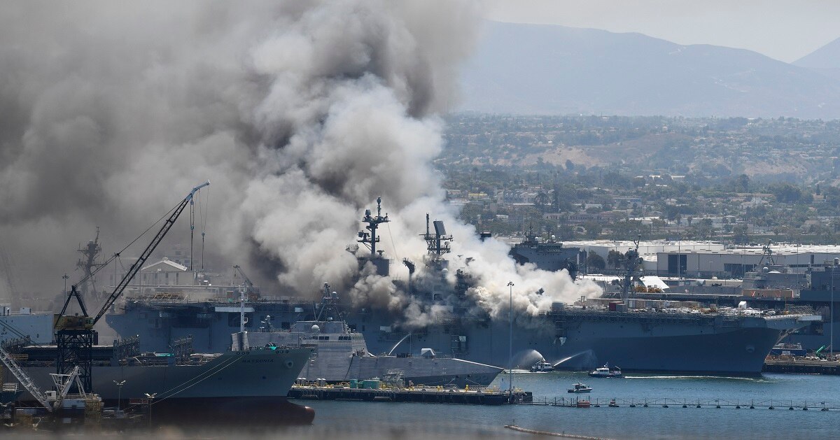 L'USS Bonhomme Richard continue de brûler dans la base navale de San Diego, le 12 juillet 2020.