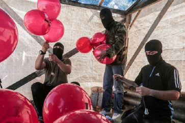 Des combattants de Gaza préparent des jets de ballons incendiaires/AFP