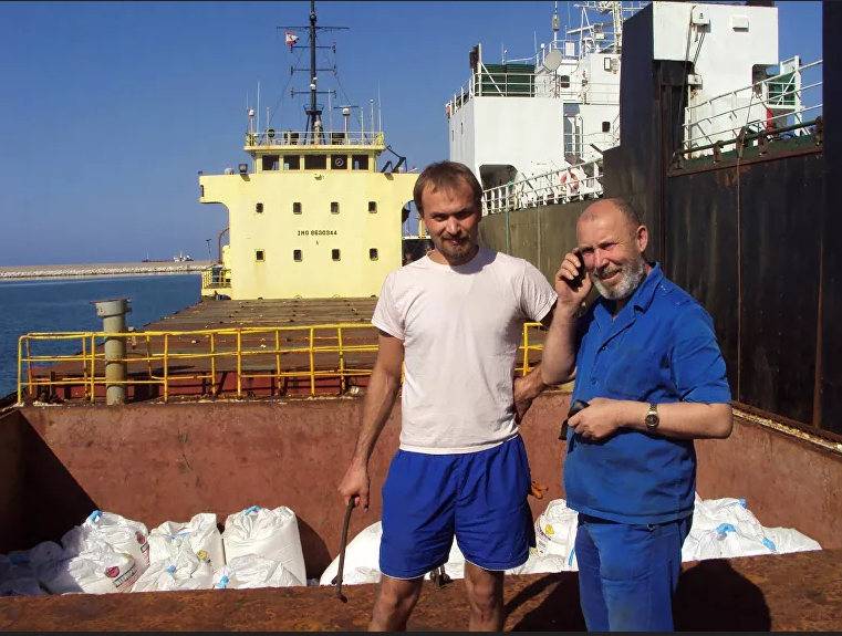 Boris Prokochev, capitaine du navire Rhosus, et le chef d'équipage Boris Moussintchak, à côté d'un cargo contenant du nitrate d’ammonium