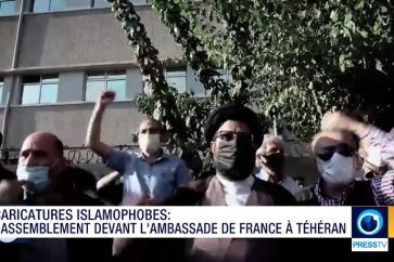 Des manifestants devant l'ambassade de France à Téhéran