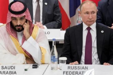 Le prince héritier saoudien Mohammed ben Salmane (G) et le président russe Vladimir Poutine lors du sommet du G-20 à Osaka, Japon, le 28 juin 2019. ©AFP.
