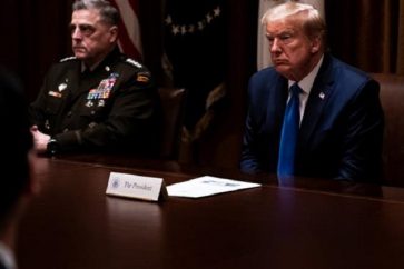 Le chef d'état-major interarmées des États-Unis, le général Mark Milley (G) et le président américain, Donald Trump, à la Maison-Blanche en mai 2020. ©The New York Times