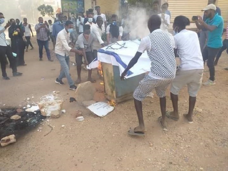 Des drapeaux israéliens brûlés à Khartoum