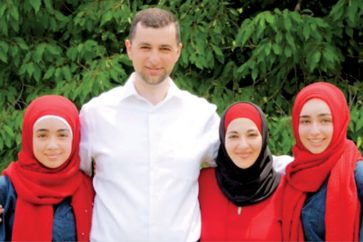 Fady Qaddoura avec son épouse et ses deux filles