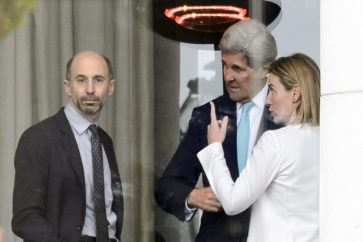 SUIZA IRÁN NUCLEAR:LG15 LAUSANA (SUIZA), 01/04/2015.- El secretario de Estado de EEUU, John Kerry (c), el encargado de Seguridad Nacional estadounidense de los asuntos en el Golfo Pérsico, Robert Malley (c) y la ministra de Asuntos Exteriores europea, Federica Mogherini (d) durante un descanso en las negociaciones nucleares entre Irán y seis grandes potencias mundiales en Lausana, Suiza, hoy 1 de abril de 2015. Tras una noche turbulenta, con fuertes altibajos pero un final sin entendimiento concreto, las delegaciones se reunieron hoy a partir de las 04.00 GMT, a diferentes niveles, tras muy pocas horas de sueño y habiendo ya pasado el plazo oficial acordado para lograr un entendimiento hasta la pasada medianoche. EFE/Laurent Gillieron (MaxPPP TagID: efespnine280537.jpg) [Photo via MaxPPP]