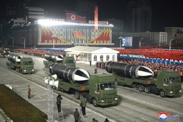 Plusieurs missiles qui semblent être, selon des analystes, de nouvelles versions de missiles balistiques à courte-portée et des SLBM ont été exhibés sur des camions.