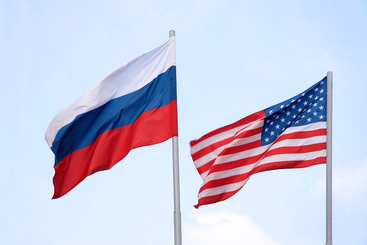 Drapeaux russes et US