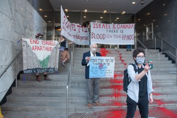 Rivière de sang symbolique devant le consulat israélien à Toronto