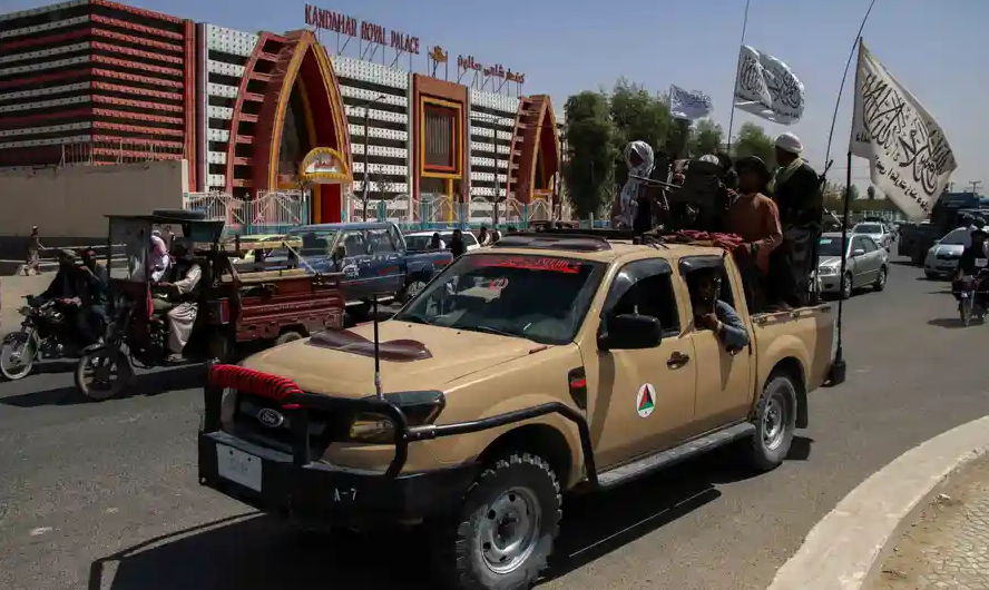 Des talibans à bord des véhicules militaires américains