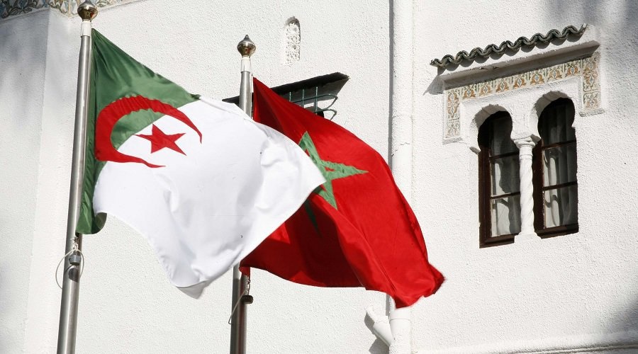 Drapeaux d'Alger et du Maroc
