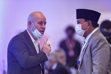 Itay Tagner, le chargé d'affaires israélien à Baheïn et le ministre indonésien de la Défense Prabowo Subianto