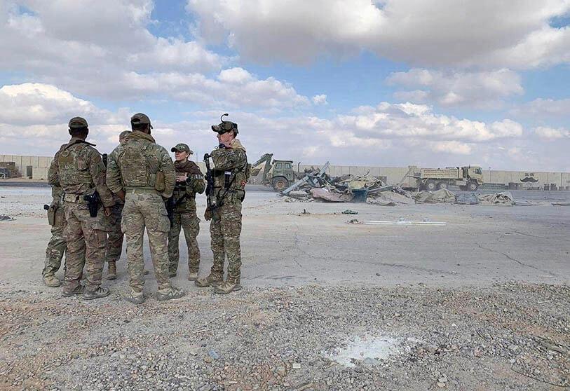 Des soldats américains et des bulldozers enlèvent les décombres et les débris de la base aérienne Ain al Asad à Anbar, en Irak, lundi 13 janvier 2020, après une attaque renvendiquée par l'Iran en riposte à l'assassinat de Soleimani et Mohandes.