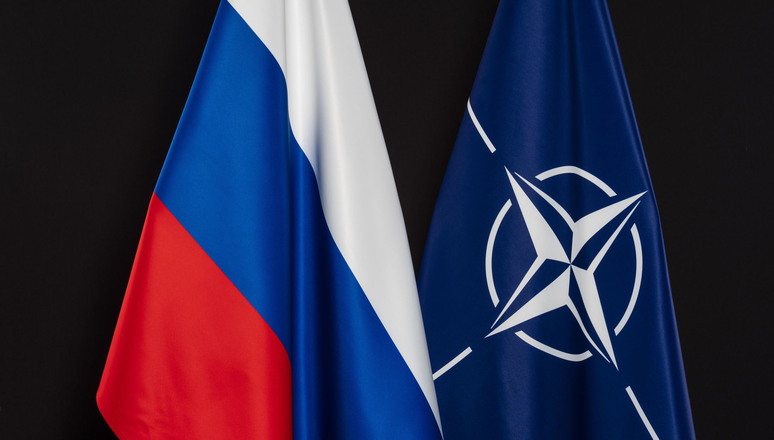 Drapeaux de la Russie et de l'OTAN