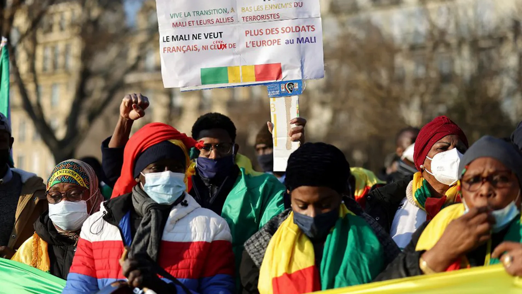 Des Maliens opposés à la présence militaire française dans leur pays.