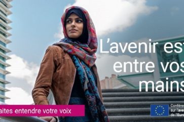 Affiche présentant une femme voilée pour faire la promotion de la Conférence sur l’avenir de l’Europe.