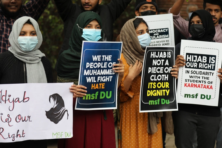 Plusieurs établissements scolaires en Inde ont interdit à des lycéennes musulmanes de porter leur foulard islamique en classe.
