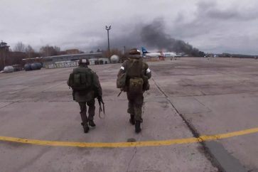 Photo issue d'une vidéo publiée par le ministère russe de la Défense de parachutistes russes en opération pour prendre le contrôle d'un aérodrome en Ukraine.