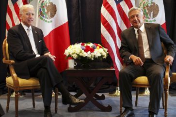 Joe Biden en compagnie de Andrés Manuel Lopez Obrador, le 5 mars 2012 à Mexico (image d'illustration).
