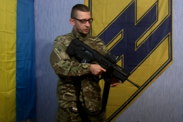 Un membre du régiment néonazi Azov armé d’un fusil d’assaut israélien Tavor. (Haaretz)