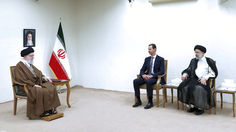 Le Leader de la Révolution islamique, l'Ayatollah Khamenei, a reçu le président syrien, Bachar Assad, en présence du président iranien, Ebrahim Raïssi, le 8 mai 2022 à Téhéran. ©Fars News