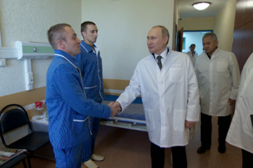 Vladimir Poutine rend visite à des soldats russes blessés lors de l'opération militaire en Ukraine, le 25 mai. (RT)
