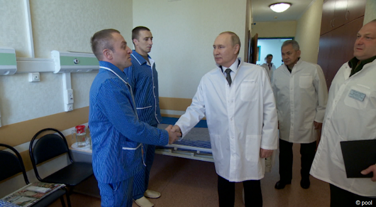 Vladimir Poutine rend visite à des soldats russes blessés lors de l'opération militaire en Ukraine, le 25 mai. (RT)