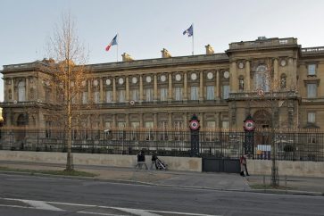 "Le quai d'Orsay disparaît petit à petit", s'inquiètent 400 jeunes diplomates.