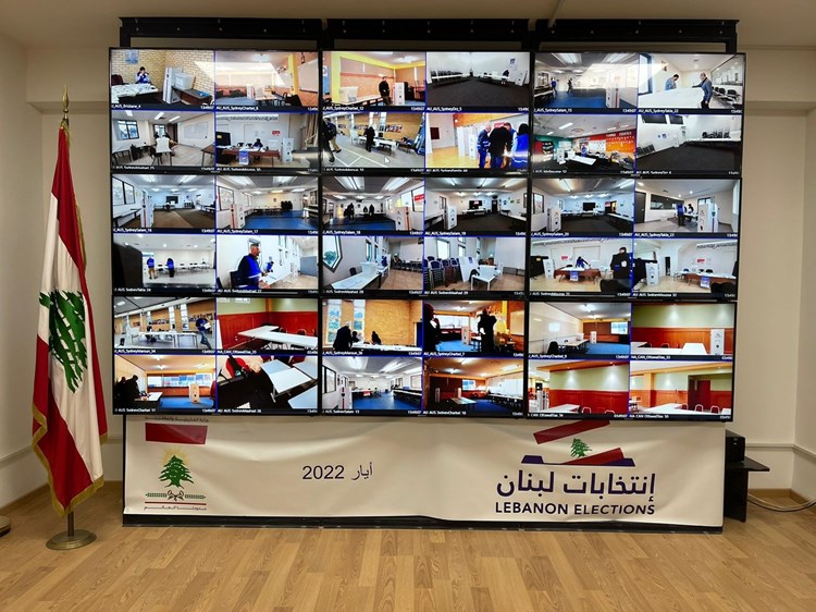 Le scrutin à l'étranger  est suivi en direct par vidéosurveillance depuis le ministère des Affaires étrangères à Beyrouth.