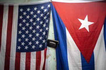 Drapeaux des USA et de Cuba.
