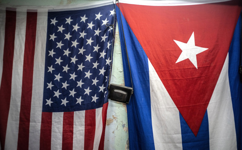 Drapeaux des USA et de Cuba.