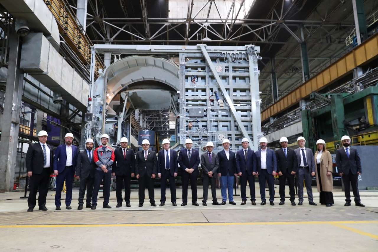 8206500 01.06.2022 In this handout photo released by the Strana Rosatom Newspaper, Egyptian delegation visit a production site, where blanks for the reactor vessel of the power unit No. 1 of Egypts first nuclear plant El-Dabaa are made, in Kolpino, St. Petersburg, Russia. In November 2015, the Egyptian government signed an agreement with Russia to build Egypts first nuclear power plant in El-Dabaa region of Marsa Matrouh, which aims to generate a total of 4,800 megawatts through four reactors. Editorial use only, no archive, no commercial use. Aleksej Bashkirov / Strana Rosatom Newspaper (Photo by Aleksej Bashkirov / Strana Rosatom Newspaper / Sputnik via AFP)